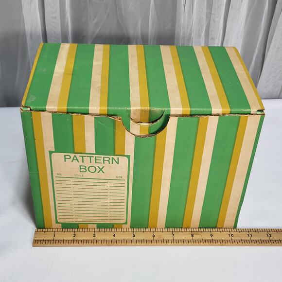 Lot of 34 VTG 1970 Sewing Patterns Mc Call's Simplicity Butterwick Vogue + Box - Picture 12 of 12